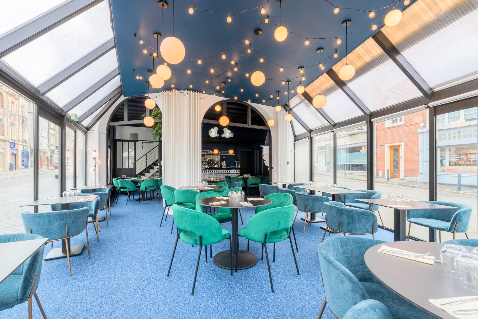 La salle lumineuse du restaurant KAMA Arras